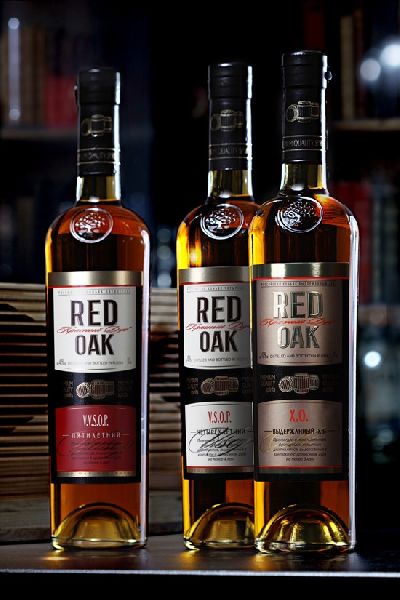 Агентство «Runway branding» провело кардинальный рестайлинг бренда коньяка «Red oak» («Красный дуб»)
