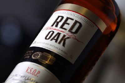 Агентство «Runway branding» провело кардинальный рестайлинг бренда коньяка «Red oak» («Красный дуб»)