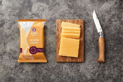 Упаковка-конверт и геральдика в логотипе: дизайн-решение для торговой марки сыров «Карлов двор» от Fabula Branding Company